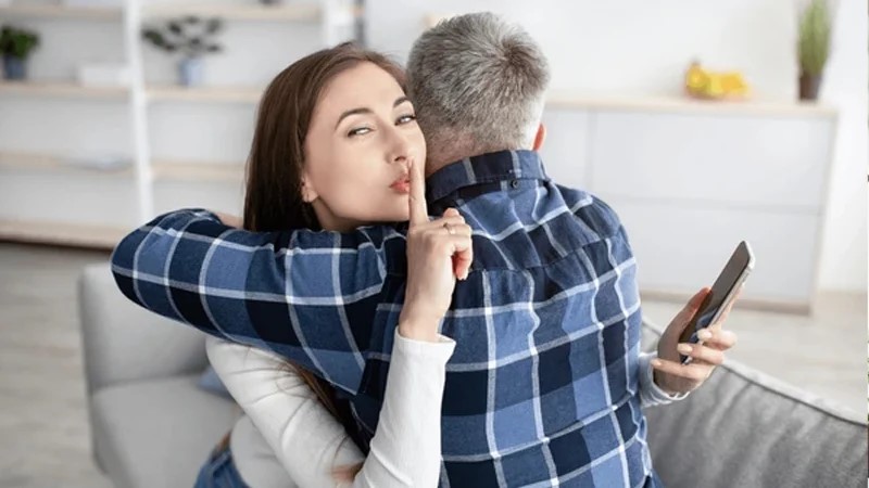 কয়েকটা ব্যাপারে নজর রাখলেই বুঝতে পারবেন প্রেমিকা মিথ্যা বলছে